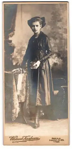 Fotografie Richard Kasbaum, Berlin, Friedrichstr. 125, hübsches Mädchen im Festkleid zur Konfirmation / Kommunion