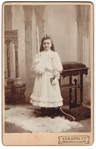 Fotografie Samson & Co., München, Neuhauserstr. 7, Mädchen im weissen Festkleid zur Konfirmation / Kommunion