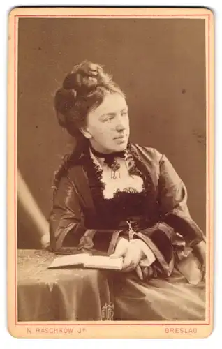 Fotografie N. Raschkow, Breslau, Schweidnitzer Stadtgraben 9, hübsche junge Dame mit tupiertem Haar elegant gekleidet