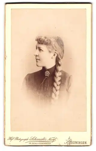 Fotografie Schmidt's Nachfolger M. Schlittermann, Meiningen, Bismarkstr. 15, hübsche blonde Dame mit langem Haar-Zopf