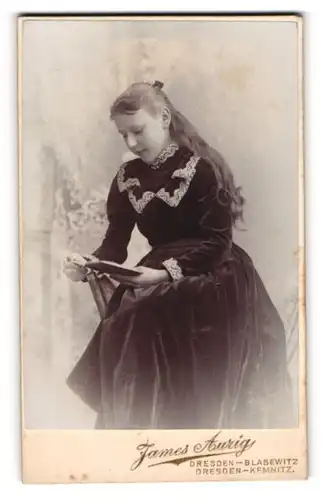 Fotografie James Aurig, Dresden-Blasewitz, Hainstr. 14, Mädchen mit langen Haaren liest ein Buch