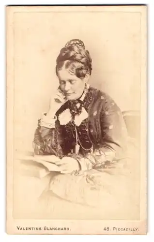 Fotografie Valentine Blanchard, London, 48 Piccadilly, Portrait Lady mit geflochtenem Haar liest ein Buch