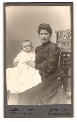 Fotografie Gustav A. Abel, Hannover, Königstr. 52, Mutter mit Baby im Taufkleid