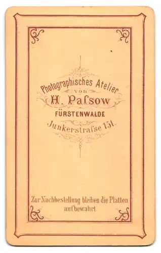 Fotografie H. Passow, Fürstenwalde, Junkerstr. 151, Edeldame nebst Enkelsohn auf Fussbank stehend