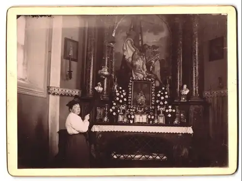 Fotografie Dame in einer Kirche vor dem Altar stehend