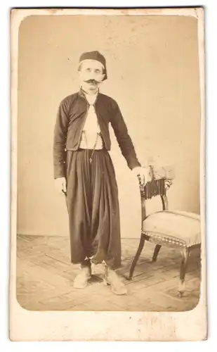 Fotografie unbekannter Fotograf und Ort, Portrait Algerischer Zuave mit Schnauzbart