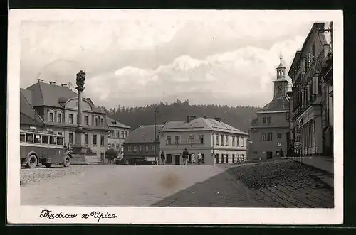 AK Üpice, Ortspartie mit Denkmal und Rathaus