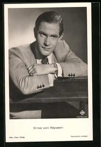 AK Schauspieler Ernst von Klipstein lehnt sich auf einen Tisch