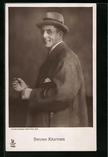 AK Schauspieler Bruno Kastner mit Mantel und Hut