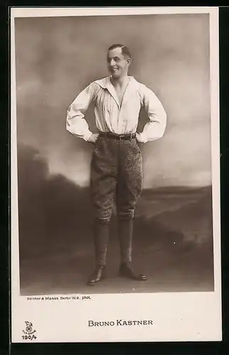 AK Schauspieler Bruno Kastner in der Totalen mit Landschaftsbild im Hintergrund