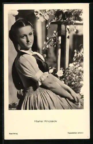 AK Schauspielerin Hansi Knoteck im Kleid mit Blumen im Hintergrund