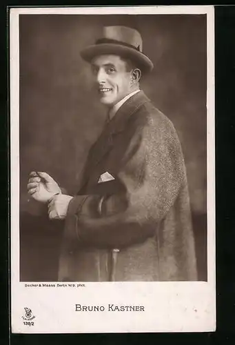 AK Schauspieler Bruno Kastner im Mantel mit Hut