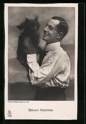 AK Schauspieler Bruno Kastner mit kleinem schwarzen Hund in den Händen