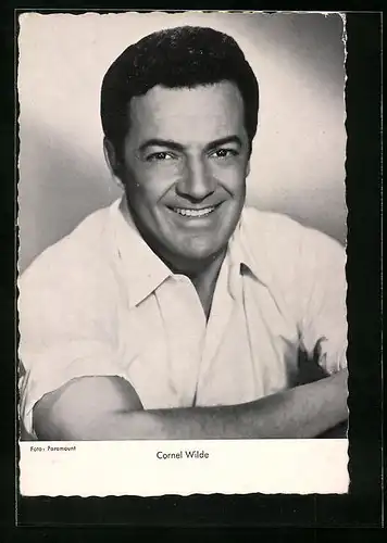 AK Schauspieler Cornel Wilde lächelnd im weissen Hemd