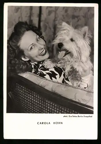 AK Schauspielerin Carola Höhn lächelnd mit Hund