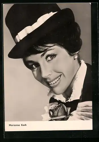 AK Schauspielerin Marianne Koch mit schwarzem Hut und Ohrring