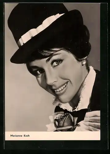 AK Schauspielerin Marianne Koch mit Ohrring und schwarzem Hut