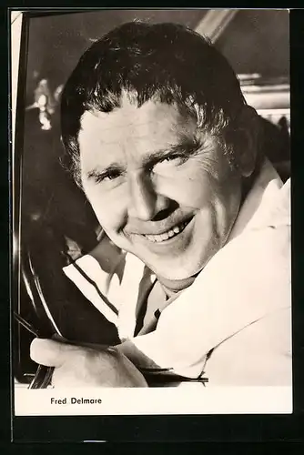 AK Schauspieler Fred Delmare lächelnd mit Sonnenbrille in der Hand