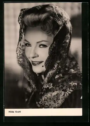 AK Schauspielerin Hilde Krahl mit schwarz gemustertem Kopftuch