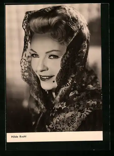 AK Schauspielerin Hilde Krahl mit gemustertem Kopftuch
