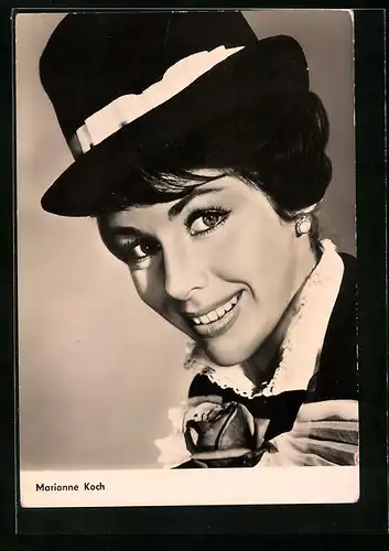 AK Schauspielerin Marianne Koch lächelnd mit dunklem Hut