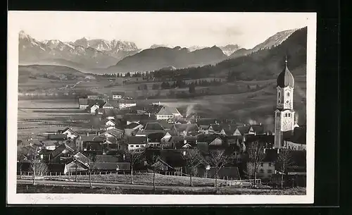 AK Nesselwang, Ortsansicht vor Bergpanorama