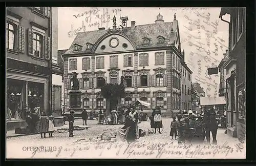 AK Offenburg, Rathaus mit Passanten