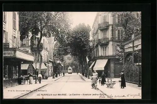 AK Le Perreux-sur-Marne, Le Centre - Avenue Ledru-Rollin, Strassenbahn