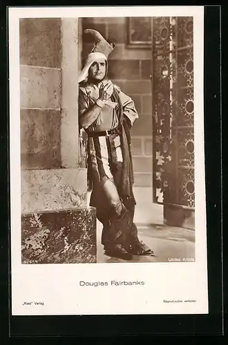 AK Schauspieler Douglas Fairbanks in einem historischen Kostüm
