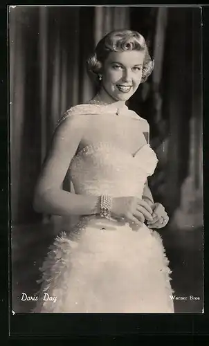 AK Schauspielerin Doris Day im eleganten Abendkleid