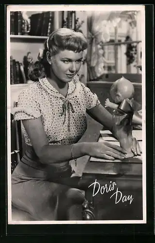 AK Schauspielerin Doris Day betrachtet eine Figur