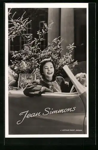 AK Schauspielerin Jean Simmons am Steuer ihres Autos