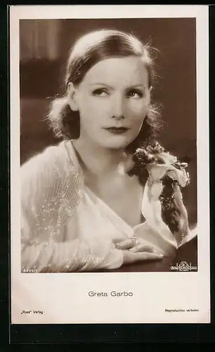 AK Schauspielerin Greta Garbo mit fragendem Blick