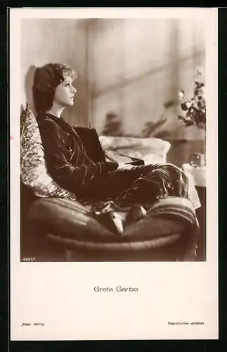 AK Schauspielerin Greta Garbo auf einem Sofa sitzend
