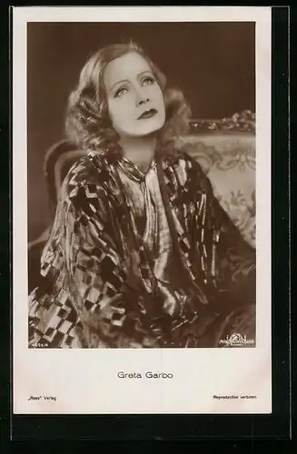 AK Schauspielerin Greta Garbo blickt fragend gen Himmel