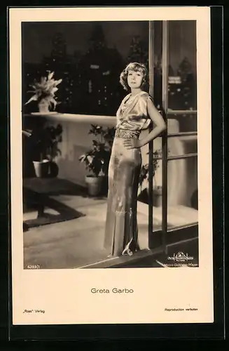 AK Schauspielerin Greta Garbo im eleganten Abendkleid