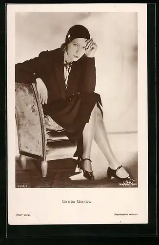 AK Schauspielerin Greta Garbo in einem Sessel sitzend