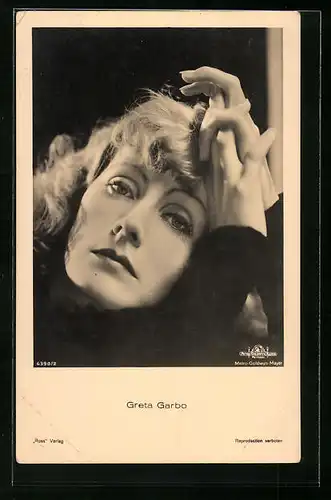 AK Schauspielerin Greta Garbo stützt nachdenklich den Kopf in die Hände