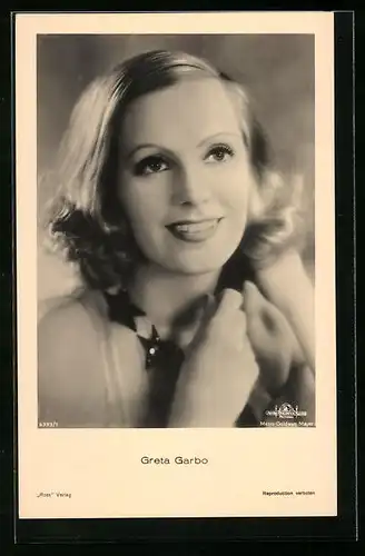 AK Schauspielerin Greta Garbo mit reizendem Lächeln
