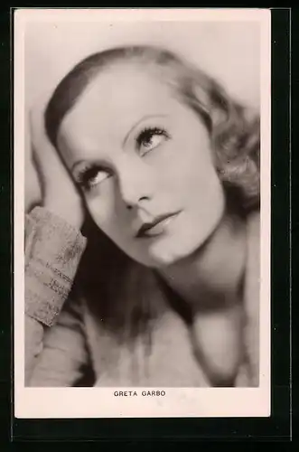 AK Schauspielerin Greta Garbo blickt fragend gen Himmel