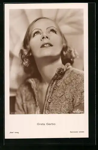 AK Schauspielerin Greta Garbo blickt staunend zum Himmel