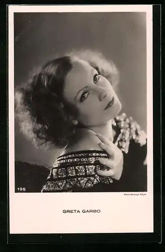 AK Schauspielerin Greta Garbo blickt verträumt in die Kamera