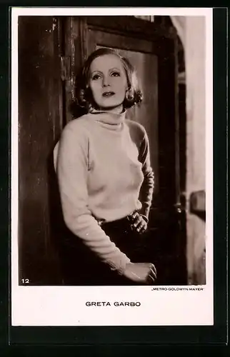 AK Schauspielerin Greta Garbo lehnt lässig an einer Tür