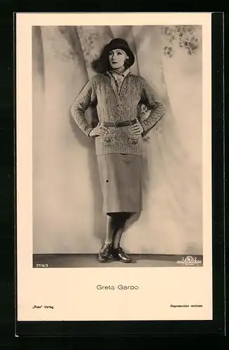 AK Schauspielerin Greta Garbo im eleganten Ensemble
