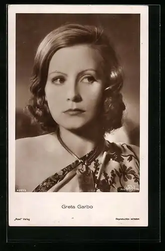 AK Schauspielerin Greta Garbo blickt fragend in die Ferne
