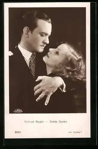 AK Schauspielerin Greta Garbo und Schauspieler Conrad Nagel in zärtlicher Umarmung