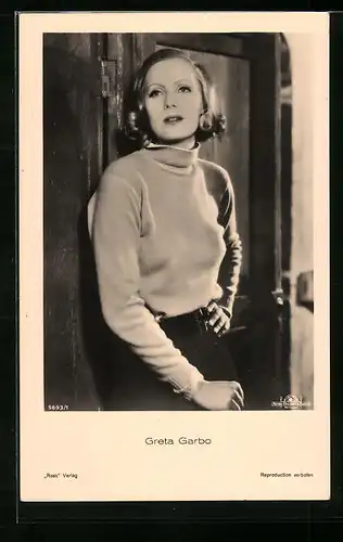 AK Schauspielerin Greta Garbo blickt nachdenklich in die Ferne