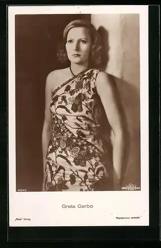 AK Schauspielerin Greta Garbo im eleganten Kleid