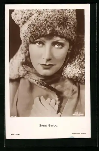 AK Schauspielerin Greta Garbo mit Pelzmütze und Mantel