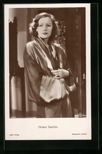 AK Schauspielerin Greta Garbo mit nachdenklichem Blick